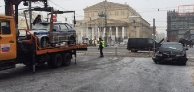 В Москве в ДТП у Большого театра пострадали семь человек