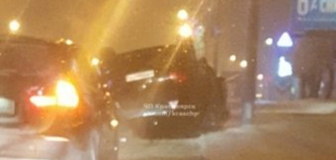 В Красноярске девушка-водитель опрокинула машину на крышу