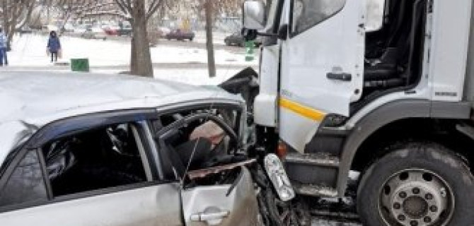 В Москве в ДТП с грузовиком погиб человек