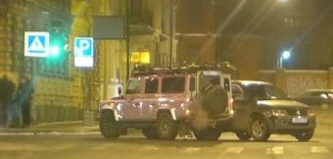 Land Rover с номером 888 врезался в Suzuki с номером 898 на улице Радищева