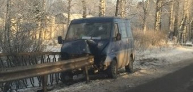 В Пушкине отбойник проткнул фургон