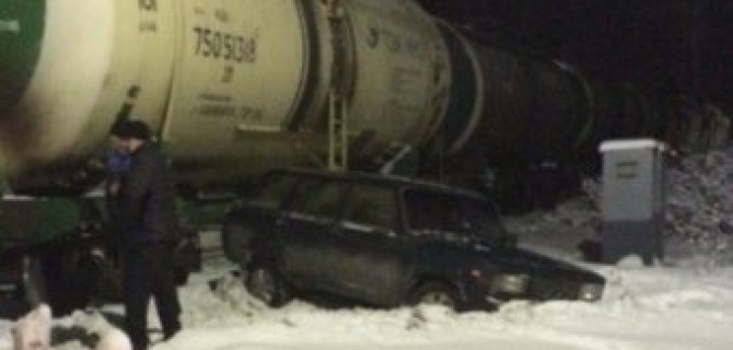Под Мурманском «Жигули» попали под поезд
