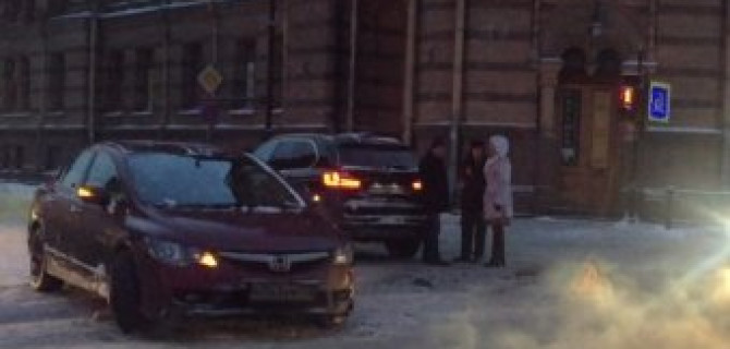 На повороте с Литейного на Кирочную столкнулись легковая Хонда и кроссовер BMW 