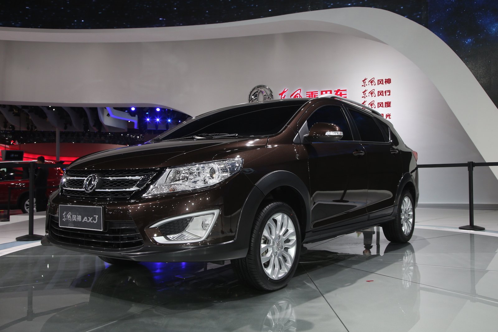 Dongfeng привезет в Россию в 2016 году два кроссовера и седан DFM AX3.jpg