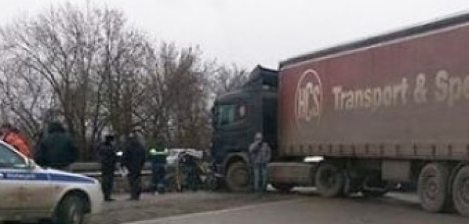 Под Новочеркасском фура раздавила легковушку