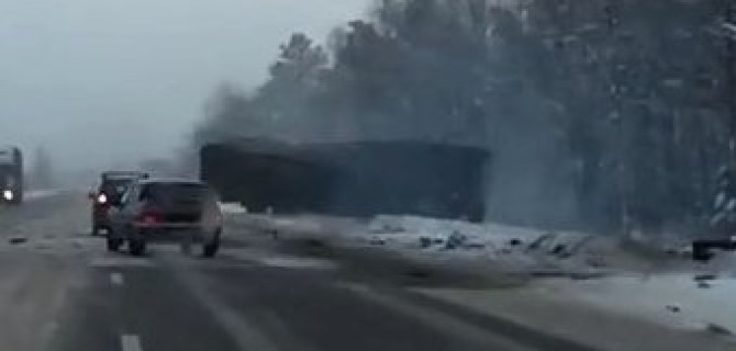 Четыре человека в «Гелендвагене» погибли на трассе М-10, столкнувшись с грузовиком