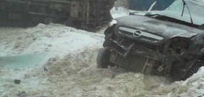 В результате столкновения  Opel Meriva и грузового Mitsubishi под Ростовом погибло две женщины