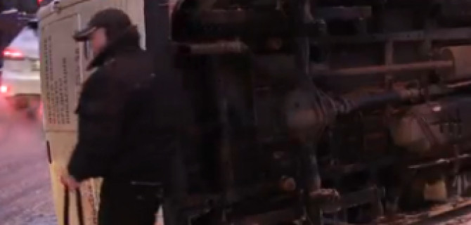 В Москве перекладывают деньги из перевернувшийся инкассаторской машины