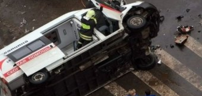 В Москве такси протаранило и перевернуло "Скорую помощь"