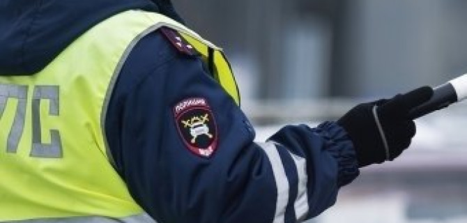 В Москве сотрудник ДПС, оформлявший ДТП, был сбит "Шкодой" и сброшен с эстакады