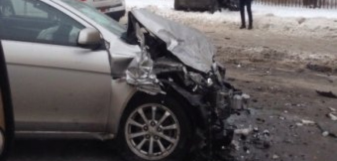 ДТП с участием трех машин на проспекте Обуховской обороны