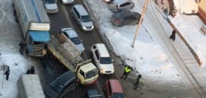 В Новосибирске фура с отказавшими тормозами протаранила 12 автомобилей