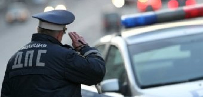 Москвичка с наркотиками прокатила на капоте полицейского