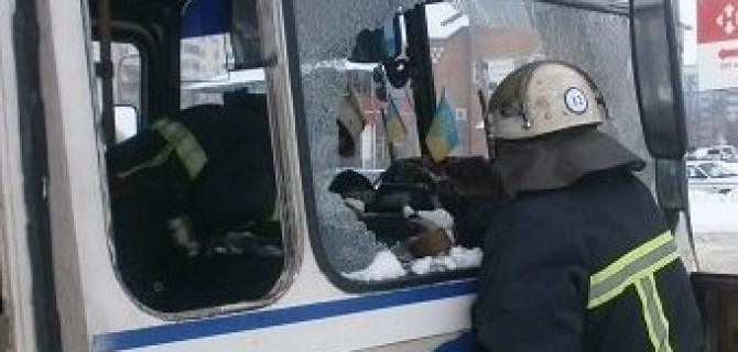 Водитель ПАЗа тушил загоревшийся автобус, у которого заклинило двери