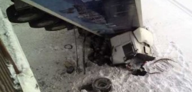 Фура с молоком упала с моста под Челябинском после столкновения с ВАЗом