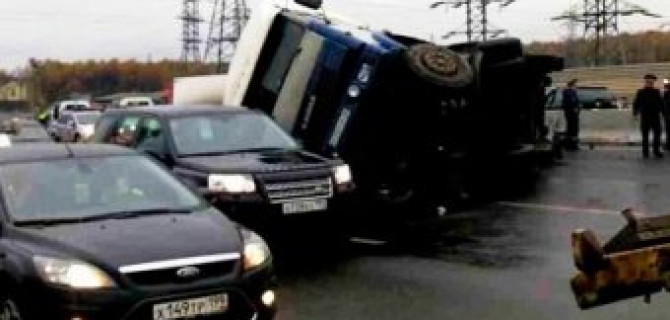 В массовом ДТП на МКАД один человек погиб и четыре пострадали