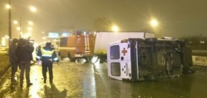 Три петербуржца пострадали в перевернувшейся «скорой помощи»