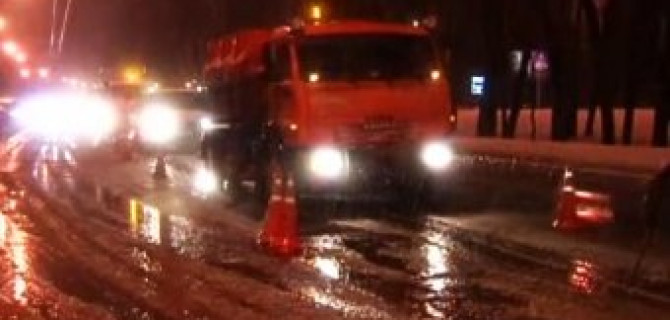 В Москве 14 машин повреждены из-за провала в асфальте