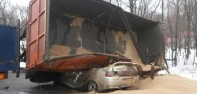 Прицеп КАМАЗа раздавил легковой автомобиль с водителем