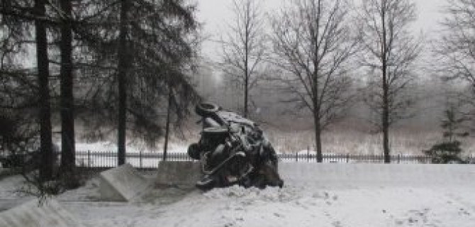 В Новгородской области погиб водитель, врезавшись в мемориал воинской славы