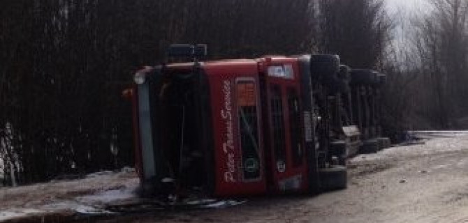 Бензовоз перевернулся в Копорском поселении