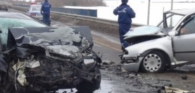 Под Вологдой при столкновении двух универсалов погиб человек