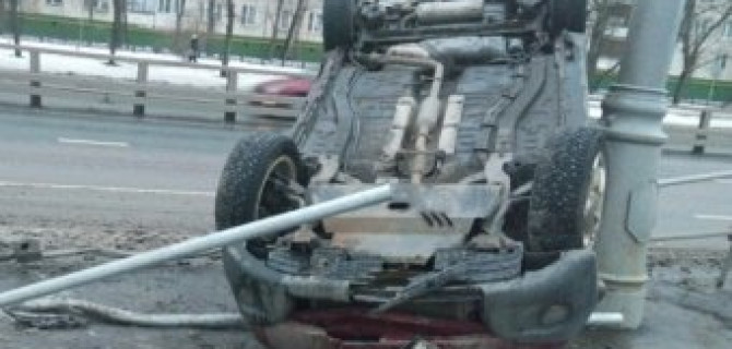 В Москве перевернулась машина