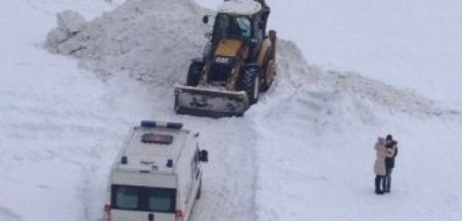 В Екатеринбурге экскаваторщик засыпал снегом ребенка