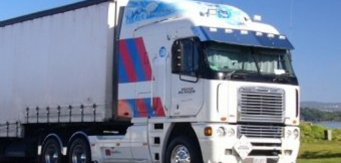 В Омске грузовик на парковке задавил человека