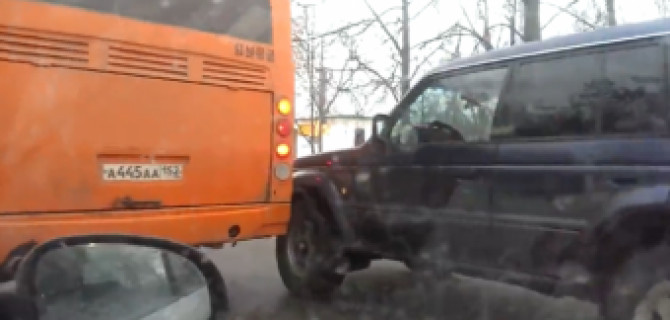 В Нижнем Новогороде столкнулись автобус и легковушка