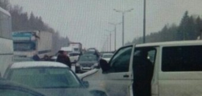 На Киевском шоссе массовое ДТП с 20 автомобилями