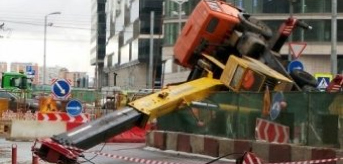 Автокран упал на проезжую часть в Москве