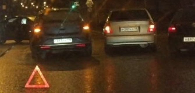 Две легковушки навалились друг на друга на Старопетергофском проспекте