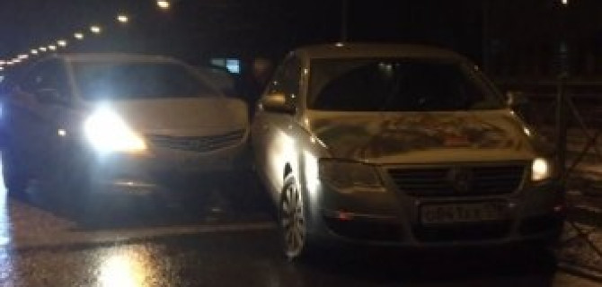 Водитель Toyota Corolla врезался в стоящий на светофоре Volkswagen