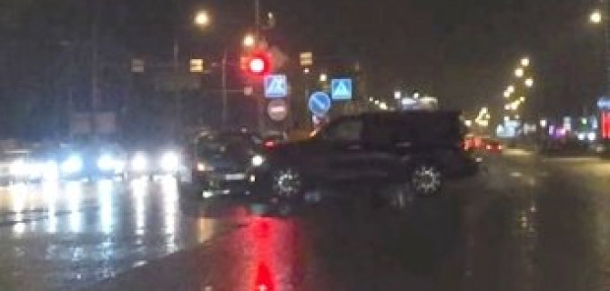 Огромный внедорожник Infiniti с номерами 777 неудачно выехал на Выборгское шоссе с проспекта Просвещения