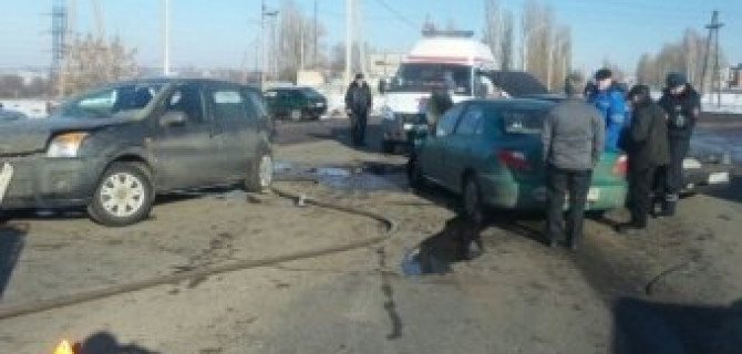 В массовом ДТП под Воронежем пострадали три человека