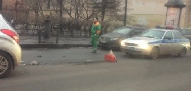 Утром 9 февраля маленький Hyundai сильно врезался в Mercedes Benz на Литейном проспекте