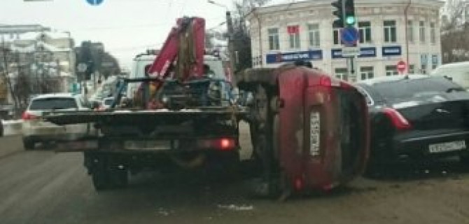 В Кирове "Лада Калина" спрыгнула с эвакуатора прямо на "Ягуар"