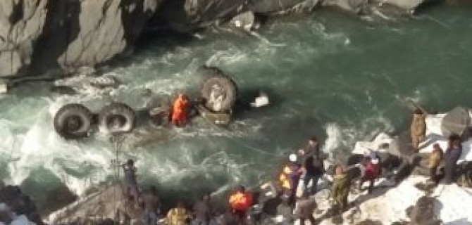 Завершились поисково-спасательные операции на месте падения грузовика в реку в Дагестане