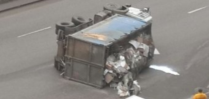 На Богатырском проспекте перевернулся мусоровоз