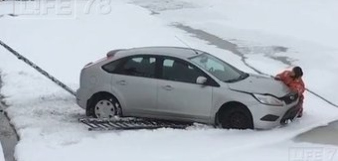 В Фонтанку упал автомобиль