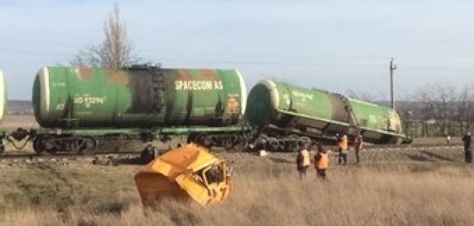 На Кубани КамАЗ протаранил грузовой поезд