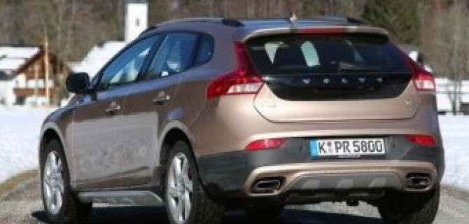 Компактный хэтчбек Volvo V40 обновят в последний раз