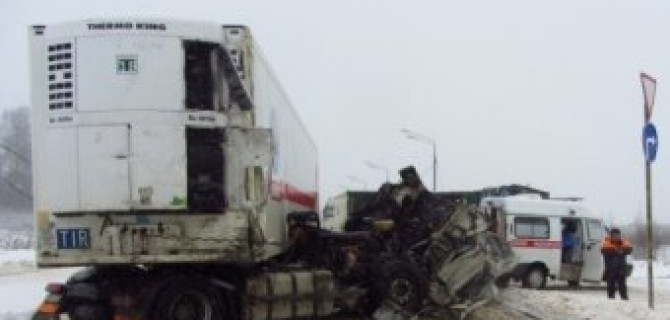 В Тверской области столкнулись две фуры