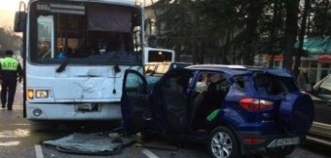 В Сочи в ДТП с автобусом погибли два человека