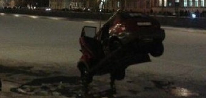 В Фонтанку снова упал автомобиль