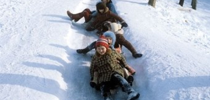 На Алтае ребенок скатился с горки под колеса полицейской машины