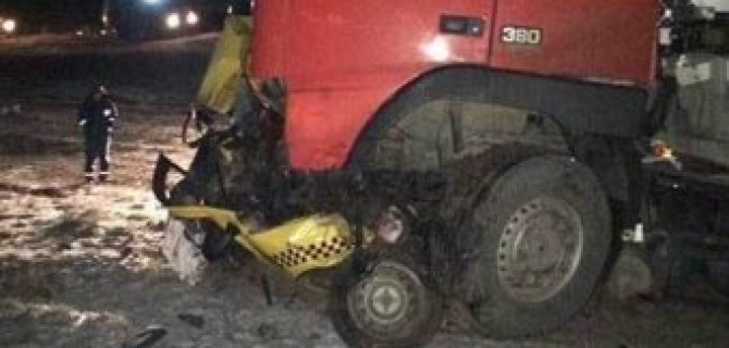 В Калмыкии фура раздавила такси с пассажирами