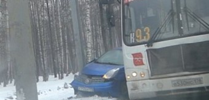 Nissan Note вылетел с дороги на обочину на проспекте Испытателей