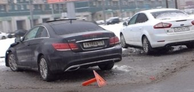 Mercedes-Benz Coupe врезался в Ford Mondeo на Планерной улице